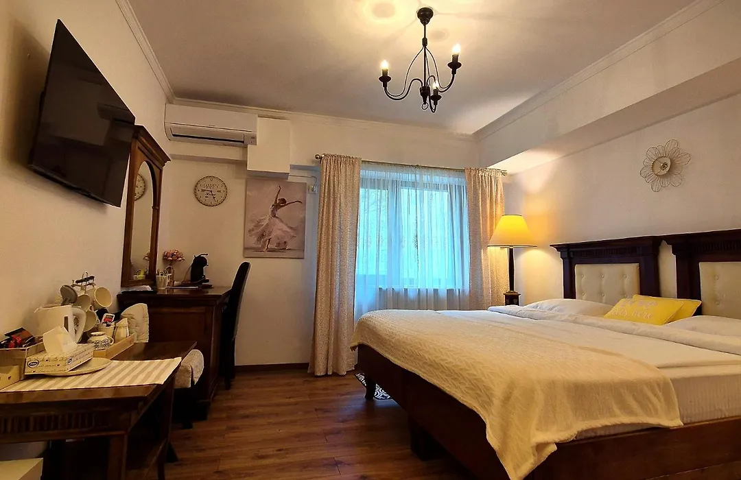 Room 27 @ Arc De Triomphe-1